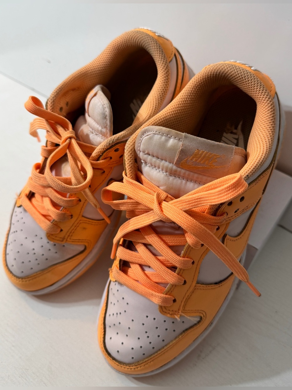 NIKE DUNK LOW LASER ORANGE! SEE PHOTOS.
CLEAN & GREAT CONDITION!